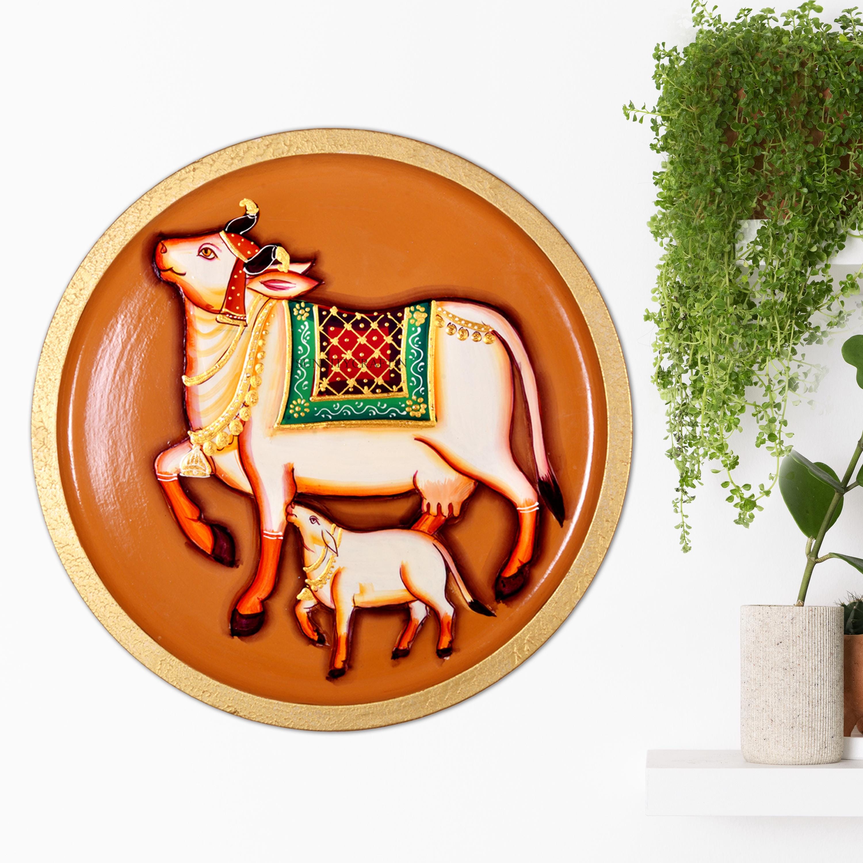 【新品、おまけ付き】COWICHAN  INDIAN Pichwai Kamdhenu Cow With Calf Wooden Wall Plate, Indian