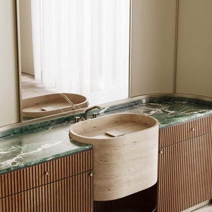 Peut inclure: Un meuble-lavabo de salle de bain moderne avec un comptoir en marbre vert et un lavabo ovale clair. Le meuble a des armoires en bois avec des rainures verticales et un grand miroir. Le design est minimaliste et élégant.