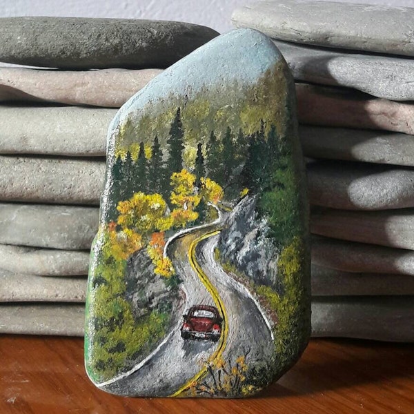 Acrylsteinmalerei eines Autos in der Gebirgsstraße,bemalter Stein für Hauptdekoration,Felsmalereikunst,handbemalter Stein,dekoratives Objekt