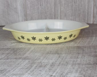 Travessa oval dividida Pyrex Gaiety Snowflake amarela vintage em ótimo estado de conservação.