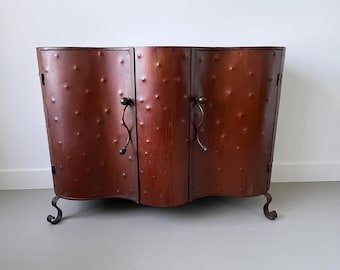 Armario francés antiguo con forma de serpentina