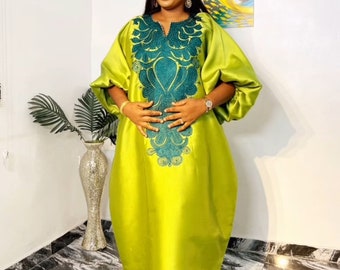 Bestseller, op bestelling gemaakt, geborduurde maxi-bubus van mikadozijde. Verkrijgbaar in diverse ontwerpen en kleuren.