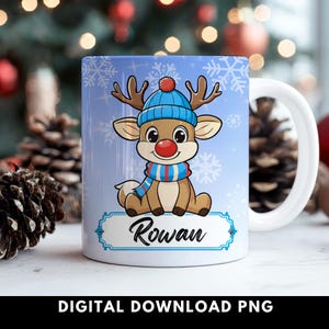 Pode incluir: Uma caneca de cerâmica branca com uma rena de desenho animado usando um chapéu e cachecol azuis, com o nome "Rowan" em uma faixa. A caneca tem um fundo azul claro com flocos de neve e o texto "DIGITAL DOWNLOAD PNG" na parte inferior.