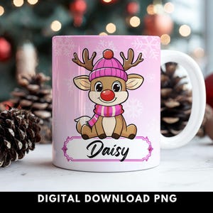 Puede incluir: Taza de cerámica blanca con un reno de dibujos animados con gorro y bufanda rosas, con el nombre "Daisy" en una etiqueta decorativa. La taza tiene un fondo rosa con detalles de copos de nieve y el texto "DIGITAL DOWNLOAD PNG" en la parte inferior.