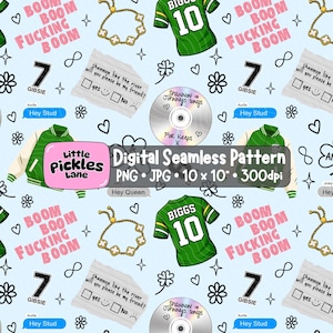Op de afbeelding: Een naadloos digitaal patroon op een lichtblauwe achtergrond met groen-witte varsity-jacks met het nummer 10, gouden klaverarmbanden, cd's met het label Shannon & Johnnys songs, briefjes met vriendschapsverzoeken en de tekst BOOM BOOM FUCKING BOOM.