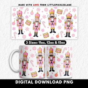 以下が含まれることがあります： ピンク色のくるみ割り人形のデザイン、キャンディケイン、オーナメントが描かれた白いマグカップ。デザインには「MADE WITH LOVE FROM LITTLEPICKLESLANE」と「DIGITAL DOWNLOAD PNG」の文字が含まれています。3サイズ（312ml、340ml、425ml）で利用可能。
