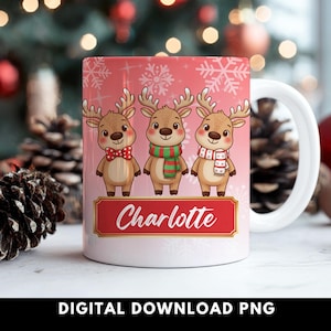 Puede incluir: Taza de cerámica blanca con tres renos de dibujos animados con bufandas y pajaritas festivas sobre un fondo rosa con copos de nieve. El nombre "Charlotte" se muestra en una pancarta roja. La taza tiene un asa blanca y el texto "DIGITAL DOWNLOAD PNG".
