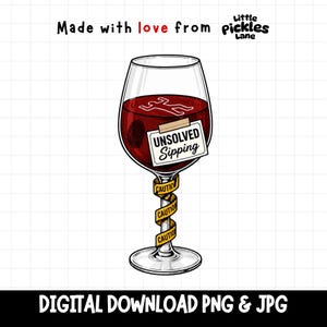 Op de afbeelding: Een digitale illustratie van een wijnglas gevuld met rode vloeistof, met een witte krijtomtrek van een lichaam, een vingerafdruk en een label met de tekst UNSOLVED Sipping. De steel is omwikkeld met geel waarschuwingslint. Tekst Made with love from little pickles lane.