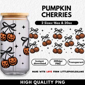 Op de afbeelding: Een heldere glazen beker met een houten deksel, met een ontwerp van oranje pompoenkersen met zwarte strikken en sterren. De tekst "PUMPKIN CHERRIES" en "2 Sizes: 16oz & 20oz" is ook zichtbaar.