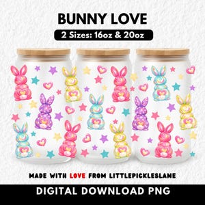 Puede incluir: Tres frascos de vidrio con tapas de madera, decorados con ilustraciones de conejos coloridos, corazones y estrellas. El texto "BUNNY LOVE" está en la parte superior, con "2 Sizes: 16oz & 20oz" debajo. El texto inferior dice "MADE WITH LOVE FROM LITTLEPICKLESLANE" y "DIGITAL DOWNLOAD PNG".