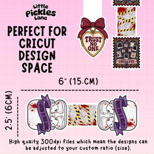 Puede incluir: Dise&ntilde;os de pegatinas digitales que incluyen un relicario en forma de coraz&oacute;n con un lazo granate y el texto TRUST NO ONE, un patr&oacute;n de cinta de escena del crimen, un sello UNSOLVED y dos estuches de auriculares con salpicaduras de sangre y pancartas moradas.