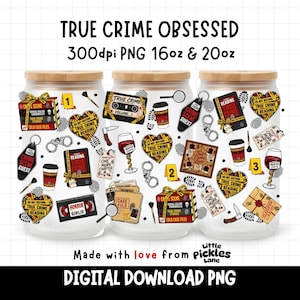 Può includere: Tre bicchieri in vetro con coperchi in bambù a tema true crime. Le grafiche includono pile di libri, cassette, calici di vino, manette, lenti d'ingrandimento, tazze di caffè ed etichette a forma di cuore con il testo True Crime Reading.