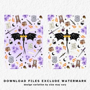 Op de afbeelding: Twee digitale kunstprints met een herhalend patroon van fantasie-elementen. Het ontwerp bevat een zwarte draak, zwaarden, boeken, drankjes, bloemen en de tekst "Fly or Die" en "I will not die Today". De achtergrond is lichtpaars.