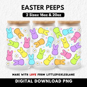 Puede incluir: Tres frascos de vidrio con tapas de madera, decorados con coloridos Peeps de Pascua y pequeñas flores blancas. Los frascos tienen el texto "EASTER PEEPS" y "2 Sizes: 16oz & 20oz". La parte inferior de la imagen dice "MADE WITH LOVE FROM LITTLEPICKLESLANE" y "DIGITAL DOWNLOAD PNG".