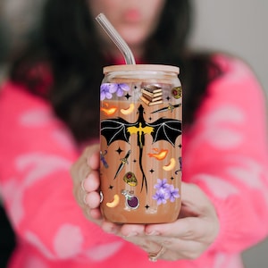Fourth Wing inspired glass can wrap for 16oz and 20oz Libbey cups. Features Basgiath War College crest, dagger swords, dragon wings, peaches, potion bottles, and the quotes “Fly or Die” and “I will not die today.” Perfect for booktok fans, fantasy romance lovers, or Violet Sorrengail merch. Great for sublimation or UV DTF projects.