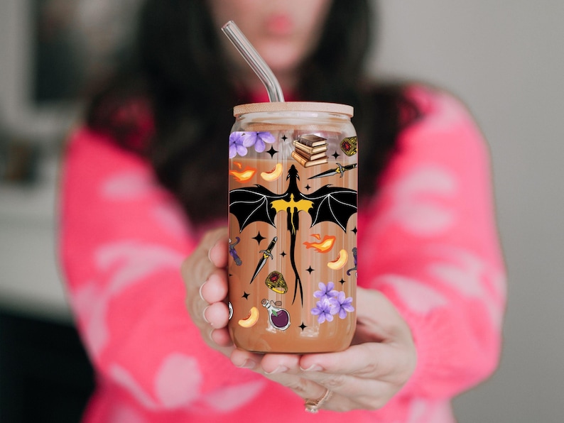 Fourth Wing inspired glass can wrap for 16oz and 20oz Libbey cups. Features Basgiath War College crest, dagger swords, dragon wings, peaches, potion bottles, and the quotes “Fly or Die” and “I will not die today.” Perfect for booktok fans, fantasy romance lovers, or Violet Sorrengail merch. Great for sublimation or UV DTF projects.