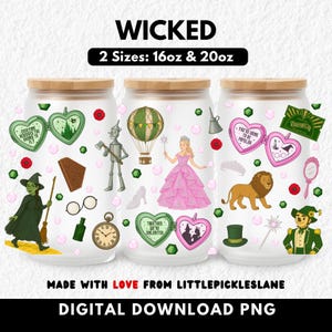 Może przedstawiać: Trzy szklane kubki z drewnianymi pokrywkami, ozdobione ilustracjami z musicalu "Wicked" i "Czarnoksiężnika z Oz". Kubki przedstawiają postacie, cytaty i tekst "Wicked". Dostępne w rozmiarach 16oz i 20oz. Wykonane z miłością przez LittlePicklesLane. Cyfrowe pobieranie PNG.