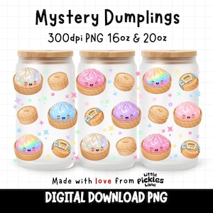 Puede incluir: Tres frascos de vidrio con tapas de madera, cada uno decorado con coloridas albóndigas de dibujos animados y vaporeras de bambú. Los frascos están etiquetados como "Mystery Dumplings" y "DIGITAL DOWNLOAD PNG". La imagen incluye el texto "300dpi PNG 16oz & 20oz".