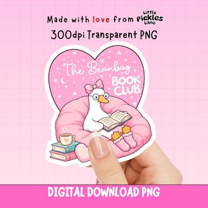 Puede incluir: Una pegatina rosa en forma de corazón con un ganso de dibujos animados con gafas y un lazo, leyendo un libro en un puf. La pegatina incluye el texto "The Beanbag Book Club" y "Digital Download PNG".