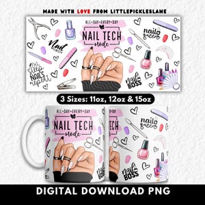 Puede incluir: Una taza de cerámica blanca con un diseño de herramientas de manicura y el texto "NAIL TECH mode". El diseño incluye botellas de esmalte de uñas, tijeras y una mano con uñas cuidadas. La taza está disponible en 3 tamaños.
