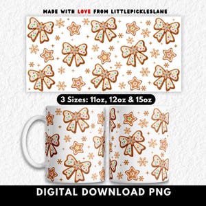 Puede incluir: Taza de cerámica blanca con un patrón repetido de galletas de lazo de jengibre, estrellas y copos de nieve. El diseño de la taza incluye el texto "3 Tamaños: 312ml, 340ml & 425ml" y "DESCARGA DIGITAL PNG". La parte superior de la imagen dice "MADE WITH LOVE FROM LITTLEPICKLESLANE".
