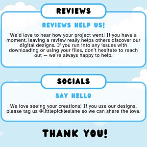 Op de afbeelding: Een lichtblauwe afbeelding met witte wolken en tekst. De tekst bevat "REVIEWS" en "REVIEWS HELP US!" met een bericht over het achterlaten van beoordelingen. Een ander gedeelte zegt "SOCIALS" en "SAY HELLO" met een oproep om de verkoper te taggen. De afbeelding eindigt met "THANK YOU!"