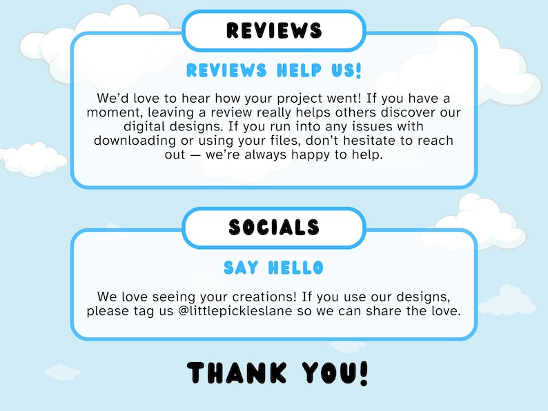 Op de afbeelding: Een lichtblauwe afbeelding met witte wolken en tekst. De tekst bevat "REVIEWS" en "REVIEWS HELP US!" met een bericht over het achterlaten van beoordelingen. Een ander gedeelte zegt "SOCIALS" en "SAY HELLO" met een oproep om de verkoper te taggen. De afbeelding eindigt met "THANK YOU!"