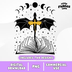 Puede incluir: Ilustración en blanco y negro de un dragón volando fuera de un libro abierto con una luna creciente y estrellas en el fondo. El texto "Little Pickles Lane" está en la esquina superior derecha de la imagen.