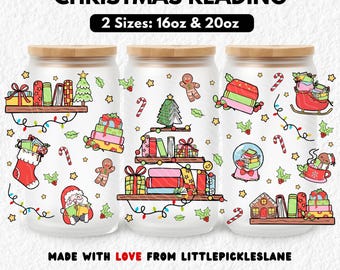 Op de afbeelding: Drie glazen potten met houten deksels, versierd met kerstillustraties. De potten tonen afbeeldingen van boeken, cadeaus, peperkoekmannen en de kerstman. De tekst op de potten luidt "CHRISTMAS READING" en "2 Sizes: 16oz & 20oz."