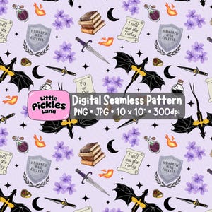 Könnte beinhalten: Ein digitales nahtloses Muster auf hellviolettem Hintergrund mit schwarzen Drachen mit gelben Akzenten, Bücherstapeln, Dolchen, violetten Blumen, Mondsicheln, Flammen und Schilden mit der Aufschrift Basgiath War College sowie Schriftrollen mit dem Text I will not die today.
