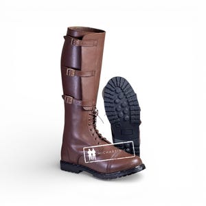 Botas altas de cuero marrón con triple hebilla, estilo ecuestre.