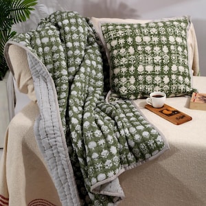 Jeté matelassé Somya Kantha avec oreiller | Jeté floral fait main | Ensemble de courtepointe en coton indien | Décoration de lit ou de canapé douillet