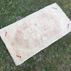 Vintage Oushak Rug: Faded Turkish Wool Small Rug (2x3)