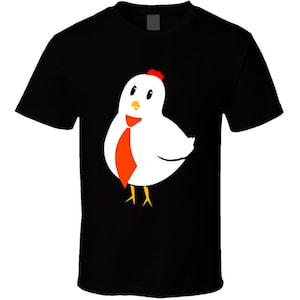 以下が含まれることがあります： オレンジ色のネクタイをした漫画のニワトリが描かれた黒いTシャツ。白いニワトリは赤い鶏冠、黄色のくちばしと足を持っています。普段使いにぴったりの楽しいグラフィックTシャツです。