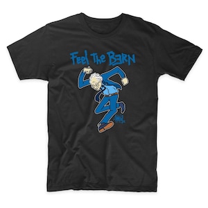 Może przedstawiać: Czarny T-shirt z kreskówkową ilustracją mężczyzny w niebieskim garniturze tańczącego. Tekst "Feel the Bern" jest napisany na niebiesko nad ilustracją.