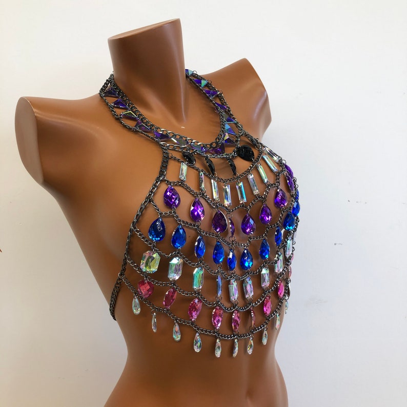 K&ouml;nnte beinhalten: Ein silberner Ketten-K&ouml;rper-Schmuck mit tropfenf&ouml;rmigen Kristallen in den Farben Rosa, Blau und Lila.