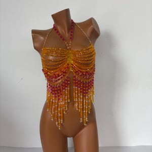 Handgemaakte borstsieraden met rode en groene kralen – Elegante kristallen bodychain