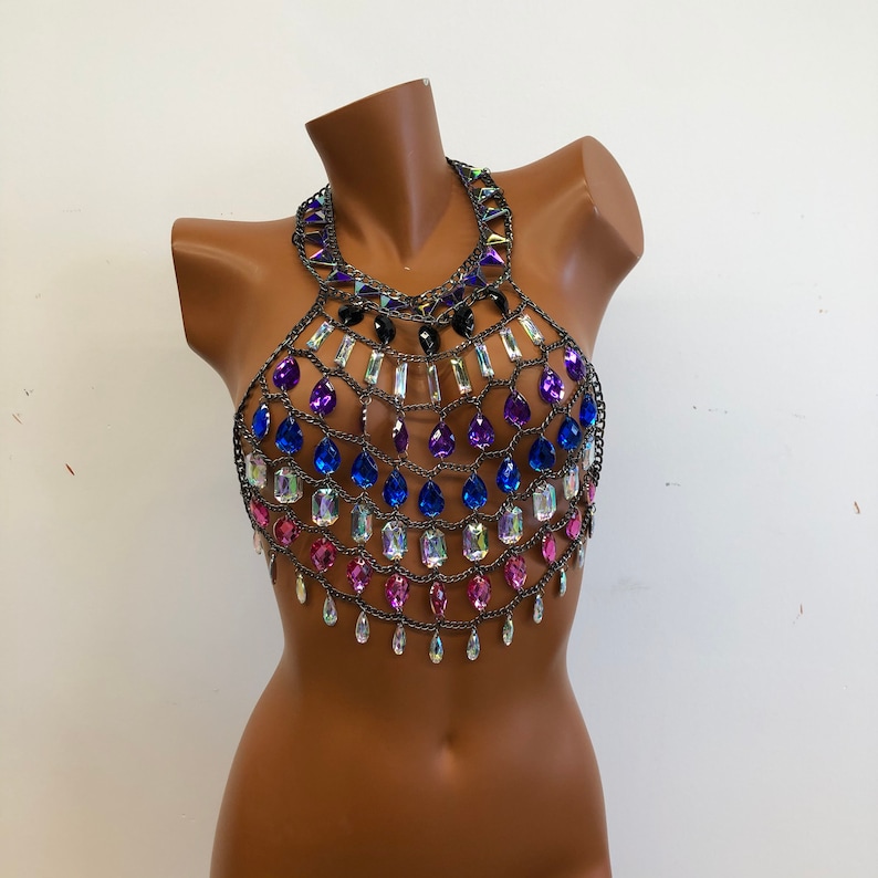 K&ouml;nnte beinhalten: Ein mehrfarbiger Kristall-Kettenhemd-Oberteil mit einem Halterneck. Das Oberteil ist mit rosa, blauen und violetten Kristallen besetzt.