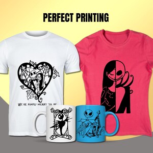 K&ouml;nnte beinhalten: Zwei wei&szlig;e T-Shirts mit schwarzen Designs, die ein Paar in Herzform und den Text "We're simply meant to be" zeigen. Ein pinkfarbenes T-Shirt mit einem schwarzen Design von Gesichtern eines Paares. Zwei Tassen mit schwarzen Designs des Paares.