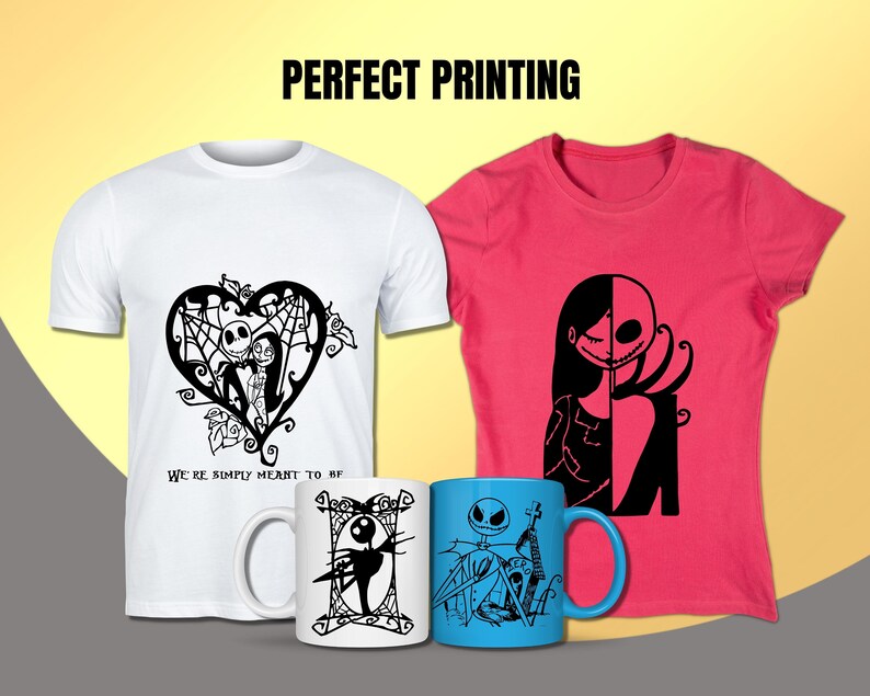 K&ouml;nnte beinhalten: Zwei wei&szlig;e T-Shirts mit schwarzen Designs, die ein Paar in Herzform und den Text "We're simply meant to be" zeigen. Ein pinkfarbenes T-Shirt mit einem schwarzen Design von Gesichtern eines Paares. Zwei Tassen mit schwarzen Designs des Paares.