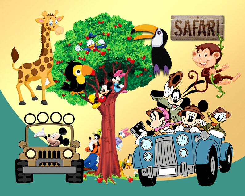Op de afbeelding: Een cartoonillustratie van Mickey Mouse en zijn vrienden op een safari-avontuur. Mickey, Minnie, Goofy, Donald Duck en Pluto rijden in een blauwe jeep. Er is een giraffe, een aap en een toekan op de achtergrond. Het bord boven de jeep staat "SAFARI".