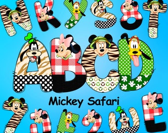 Puede incluir: Un conjunto de letras del alfabeto decoradas con Mickey Mouse y sus amigos en patrones de temática safari. Las letras están hechas de fieltro y tienen un diseño de patchwork. Las letras están en mayúsculas y están dispuestas en un orden aleatorio. Las letras están sobre un fondo azul. El texto "Mickey Safari" está escrito en letras blancas sobre un fondo negro.