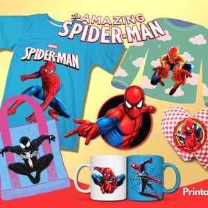 K&ouml;nnte beinhalten: Ein Set bedruckbarer Spider-Man-Artikel, darunter ein blaues T-Shirt, ein gr&uuml;ner Pullover, eine rosa Tragetasche, ein herzf&ouml;rmiges Kissen und zwei Tassen. Das T-Shirt und der Pullover zeigen das Marvel-Logo und die Worte "Spider-Man". Die Tragetasche zeigt einen schwarzen Spider-Man mit einem schwarz-wei&szlig;en Design. Das Kissen zeigt einen roten Spider-Man mit einem rot-wei&szlig; karierten Hintergrund. Die Tassen zeigen einen roten Spider-Man auf einer wei&szlig;en Tasse und einen blauen Spider-Man auf einer blauen Tasse.