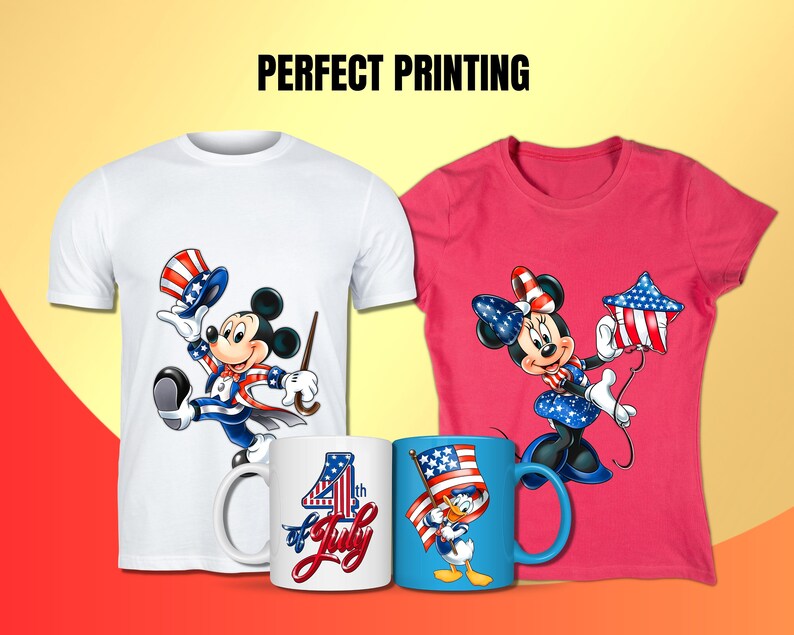 Op de afbeelding: Twee T-shirts met patriottische ontwerpen met Mickey Mouse en Minnie Mouse. Het witte T-shirt heeft Mickey Mouse met een rood-wit-blauwe hoed en een stok. Het roze T-shirt heeft Minnie Mouse met een rood-wit-blauwe jurk en een stervormige ballon. Er zijn ook twee mokken met patriottische ontwerpen. Een mok heeft een rood-wit-blauw ontwerp met de tekst "4th of July". De andere mok heeft een blauw ontwerp met Donald Duck met een rood-wit-blauwe hoed en een vlag.