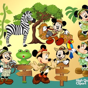 Op de afbeelding: Een kleurrijke cartoonillustratie met Mickey Mouse en Minnie Mouse, gekleed in safari-outfits. Ze worden omringd door een zebra, een kikker, een papegaai en een wegwijzer. Het beeld heeft een speelse en vrolijke uitstraling, perfect voor kinderproducten.