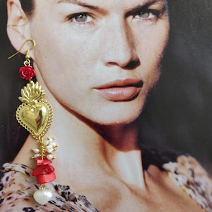 Kolczyki Sacred Heart w stylu włoskiego glamour z naturalnym śródziemnomorskim czerwonym koralem i perłami słodkowodnymi, folkowy szykowny prezent dla niej, mamy lub żony