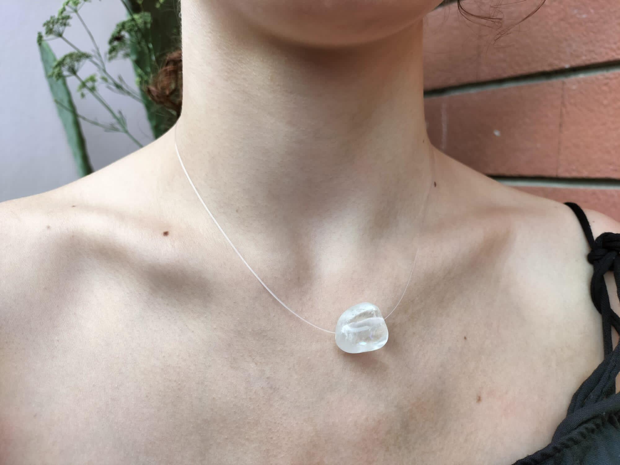 Collana invisibile con filo di nylon e madonnina – Gioielleria