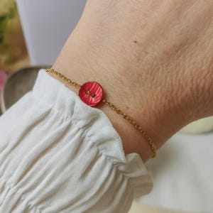 Minimalist vintage mother-of-pearl button bracelet in 18k gold-plated steel, delicate boho chic gift symbolizing friendship and connection