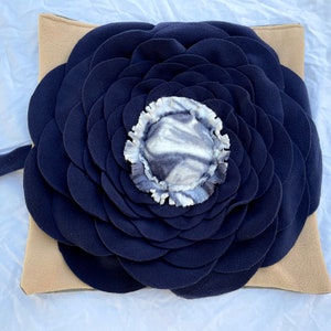 Simple Navy Flower Snuffle Mat for Pet Enrichment