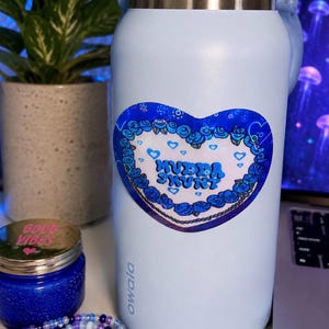 Mudda Skunt Caribbean Slang Sticker – Funny Caribbean Expression Vinyl Decal | Island Humor Laptop Sticker | Blue Holographic Aesthetic